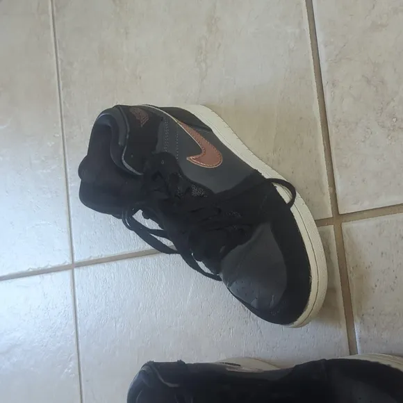 Nike Air Jordan 1 Retro High Sneakers Black And Bronze Girls Size 4