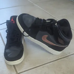 Nike Air Jordan 1 Retro High Sneakers Black And Bronze Girls Size 4
