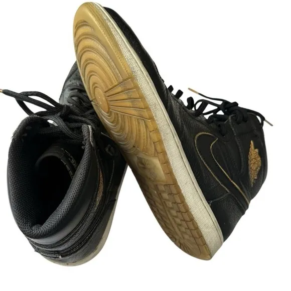 NIKE Air Jordan 1 retro Mid Black &amp; Gold sz 10.5