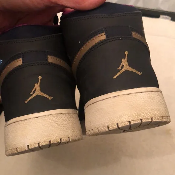 NIKE AIR JORDAN 1 RETRO SNEAKERS MEN SIZE 8Y