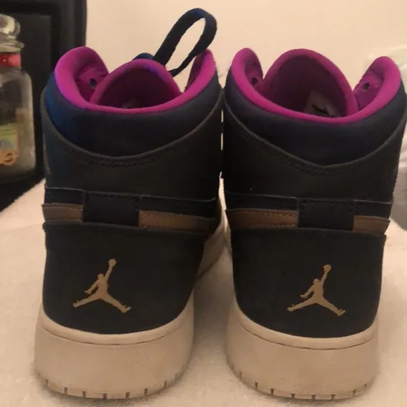 NIKE AIR JORDAN 1 RETRO SNEAKERS MEN SIZE 8Y