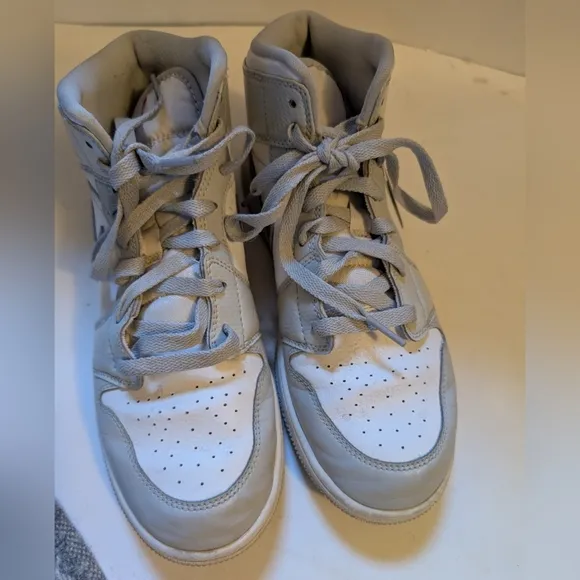 Nike Air Jordan White and Gray Sneakers size 7 in VGUC
