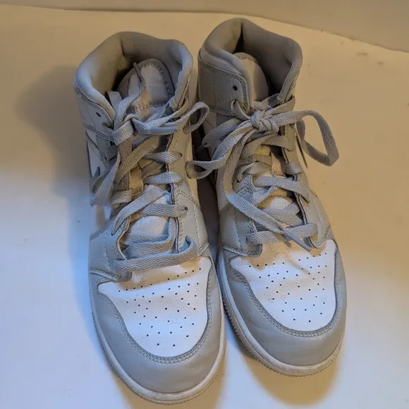 Nike Air Jordan White and Gray Sneakers size 7 in VGUC