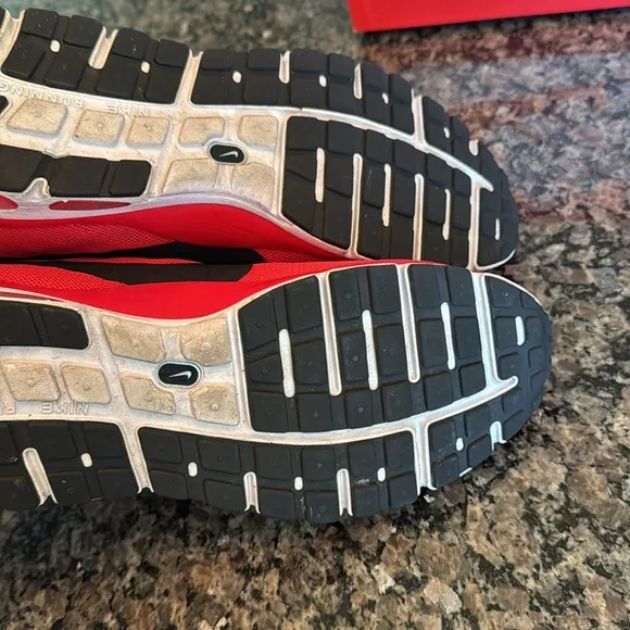 Nike air max 693325-601 Red and Black Sneakers EUC 11