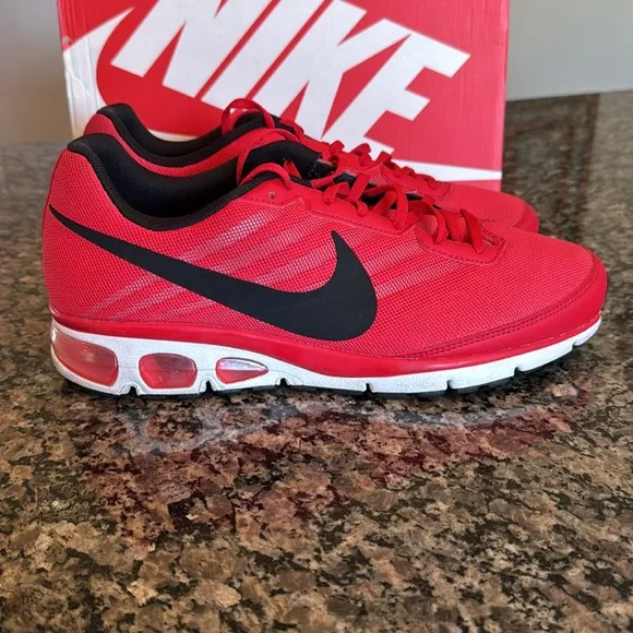 Nike air max 693325-601 Red and Black Sneakers EUC 11