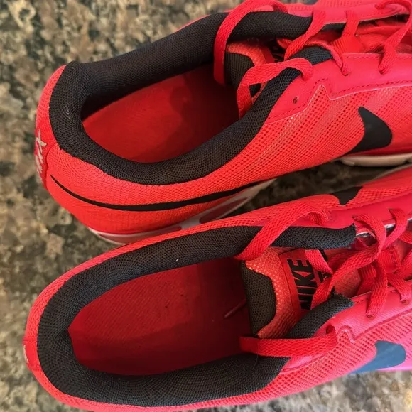 Nike air max 693325-601 Red and Black Sneakers EUC 11