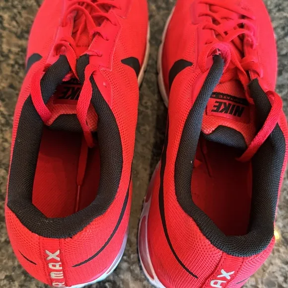 Nike air max 693325-601 Red and Black Sneakers EUC 11