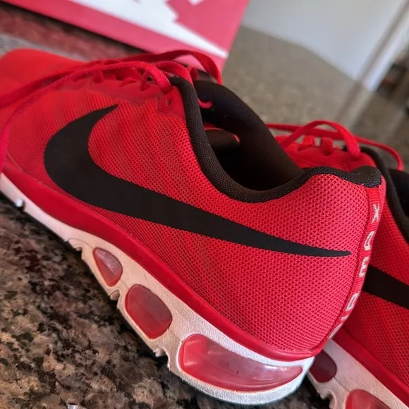 Nike air max 693325-601 Red and Black Sneakers EUC 11