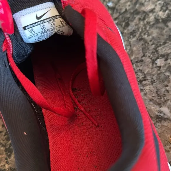 Nike air max 693325-601 Red and Black Sneakers EUC 11
