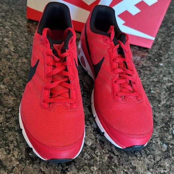 Nike air max 693325-601 Red and Black Sneakers EUC 11
