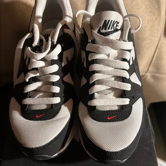 Nike Air Max Black and White Sneakers 6.5 Y, 8 W