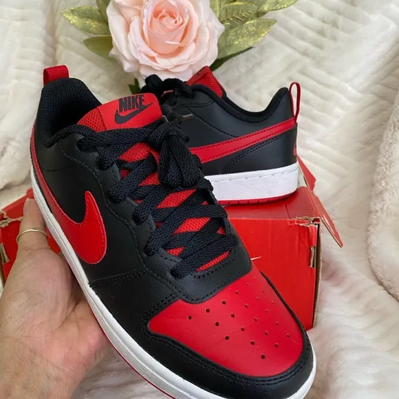Nike Black and Red Sneakers SIZE 5Y(BIG BOY)