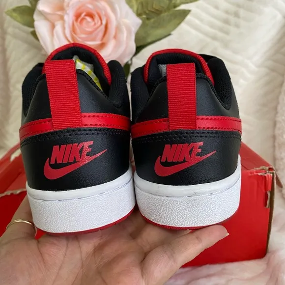 Nike Black and Red Sneakers SIZE 5Y(BIG BOY)