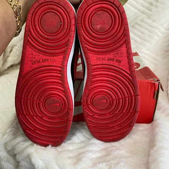 Nike Black and Red Sneakers SIZE 5Y(BIG BOY)