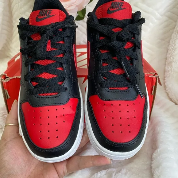 Nike Black and Red Sneakers SIZE 5Y(BIG BOY)