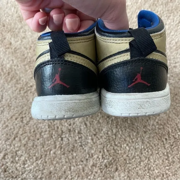 Nike | Boy's Air Jordan 1 Retro Black Gold Sneakers Size 9