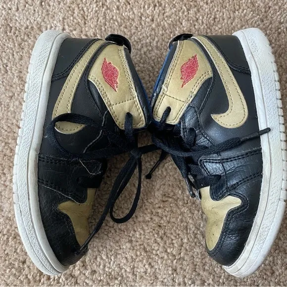 Nike | Boy's Air Jordan 1 Retro Black Gold Sneakers Size 9