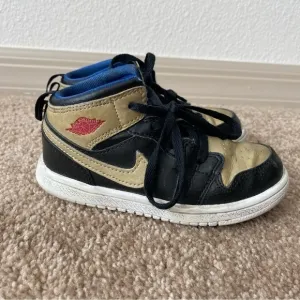 Nike | Boy's Air Jordan 1 Retro Black Gold Sneakers Size 9