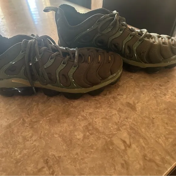 Nike Cargo  khaki Army Green alligator  Vapormax  Athletic Sneakers M 8.5 W 10