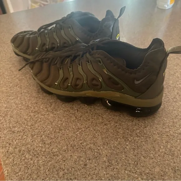 Nike Cargo  khaki Army Green alligator  Vapormax  Athletic Sneakers M 8.5 W 10