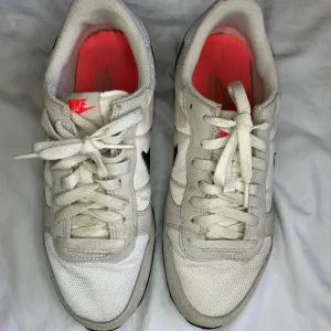Nike Genicco Sneakers Womens 9 Gray White Full Grain Leather Athletic Retro Shoe