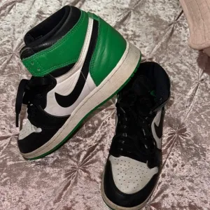 Nike Green and Black High-Top Sneakers