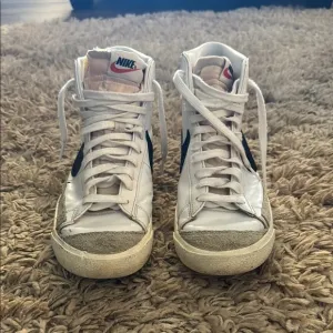 Nike High-Top Sneakers White and Black