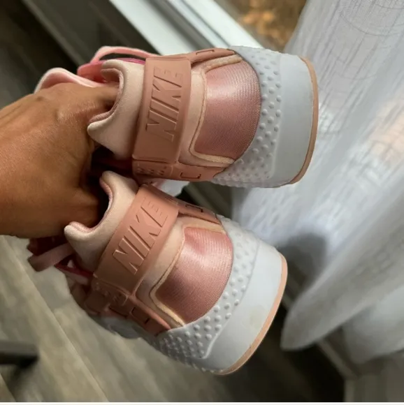 NIKE HUARACHE RUN SE (GS) Sneakers Kids Sz 7Y= peachy pink