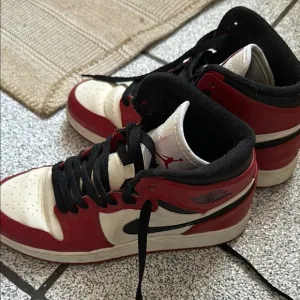 Nike Jordan 1 Retro High Chicago Sneakers