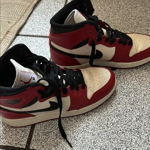 Nike Jordan 1 Retro High Chicago Sneakers
