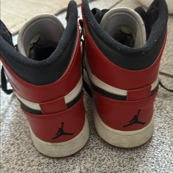 Nike Jordan 1 Retro High Chicago Sneakers