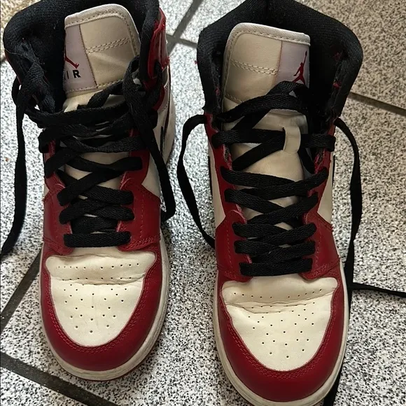 Nike Jordan 1 Retro High Chicago Sneakers