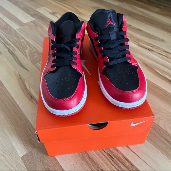 Nike Jordan Reverse Bred  Men's Red and Black Sneakers.  Size 9.5 Brand New.
