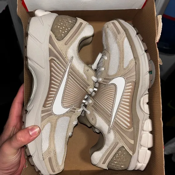 Nike Men's Size 10 Zoom Vomero 5 Light Orewood Brown Beige Sneakers Running