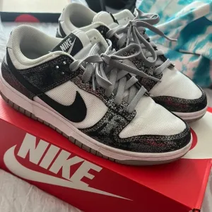 Nike Metallic Black/White Dunks