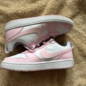 Nike Pink and White Sneakers Low-Top Casual