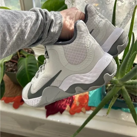 Nike Renew Elevate Photon Dust Gray Athletic Sneakers