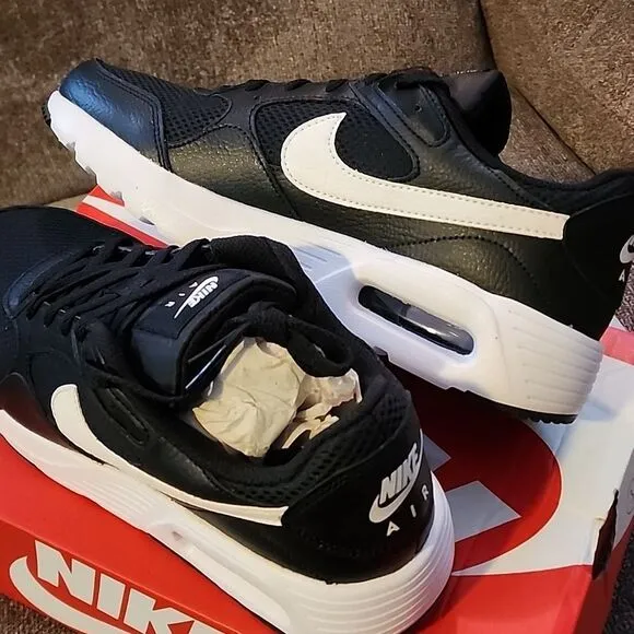 Nike Air Max NWOT Black and White Air Max Sneakers men's 9 in OG BOX