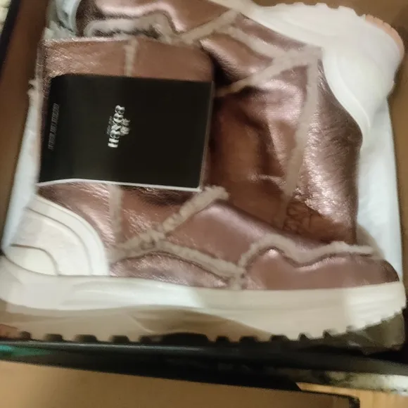 NWB Coach Portia Pink Metallic Shearling-Lined Boots. Retail:$225