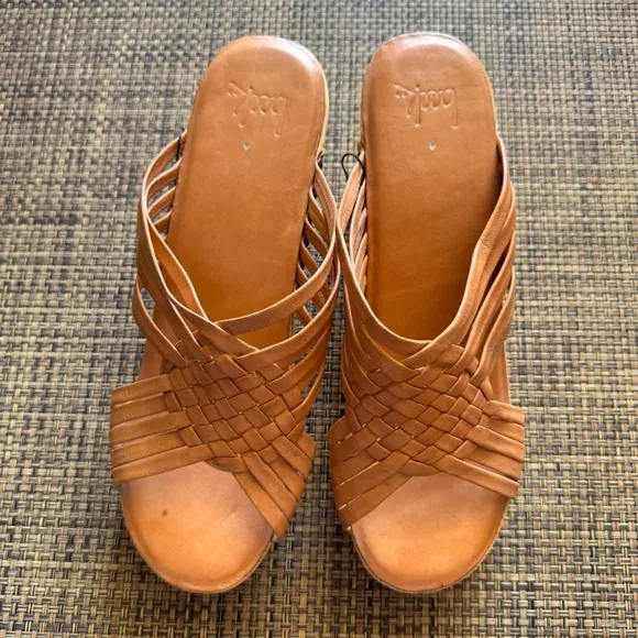 NWOB beek Sparrow Tan Leather Clog Sandals