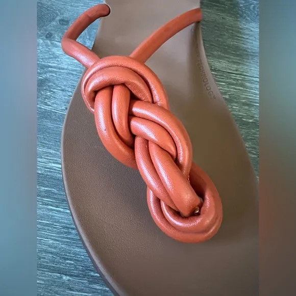 NWOB! FitFlop Tiera Swirl Knot Gladiator T-Strap Sandal in a Terracotta Orange 8