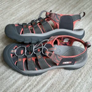 NWOB Keen Newport Hydro Closed Toe Sport Sandal Hiking Magnet / Coral Size 9.5