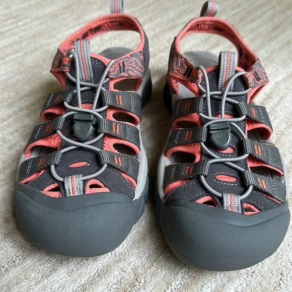 NWOB Keen Newport Hydro Closed Toe Sport Sandal Hiking Magnet / Coral Size 9.5