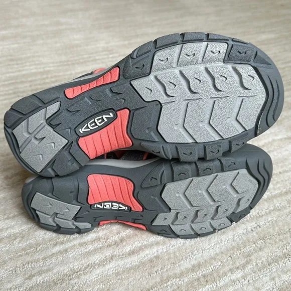 NWOB Keen Newport Hydro Closed Toe Sport Sandal Hiking Magnet / Coral Size 9.5