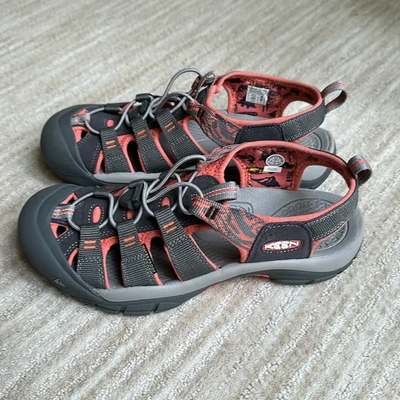 NWOB Keen Newport Hydro Closed Toe Sport Sandal Hiking Magnet / Coral Size 9.5