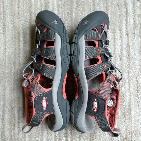 NWOB Keen Newport Hydro Closed Toe Sport Sandal Hiking Magnet / Coral Size 9.5
