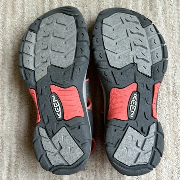 NWOB Keen Newport Hydro Closed Toe Sport Sandal Hiking Magnet / Coral Size 9.5
