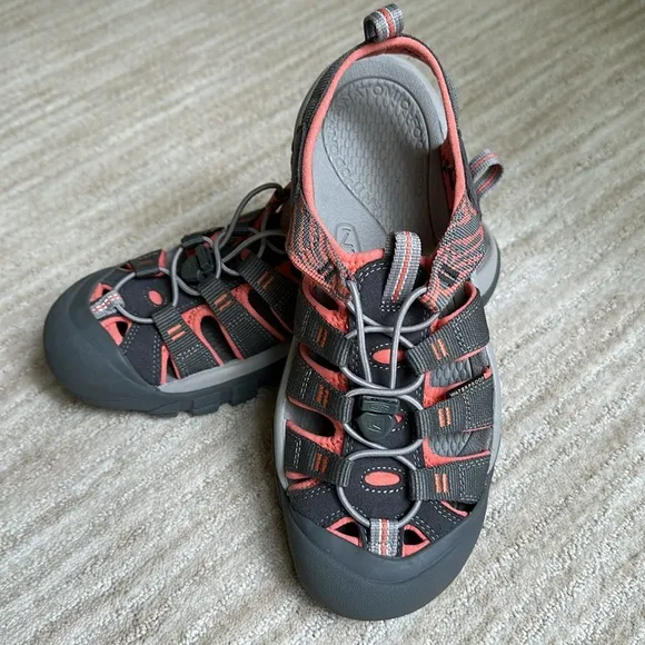 NWOB Keen Newport Hydro Closed Toe Sport Sandal Hiking Magnet / Coral Size 9.5