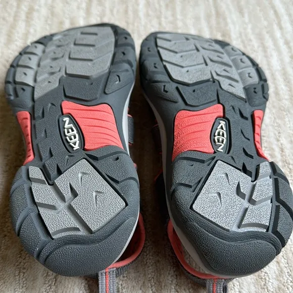 NWOB Keen Newport Hydro Closed Toe Sport Sandal Hiking Magnet / Coral Size 9.5
