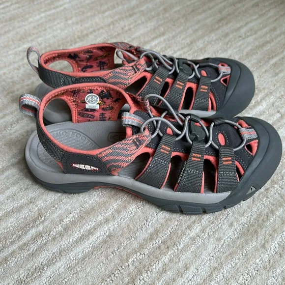 NWOB Keen Newport Hydro Closed Toe Sport Sandal Hiking Magnet / Coral Size 9.5